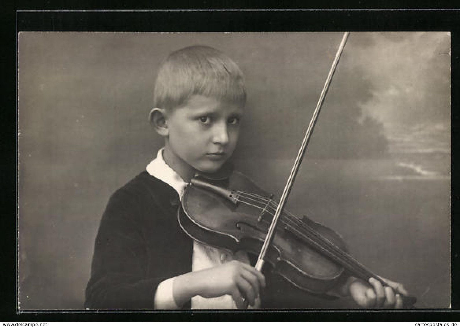 Foto-AK Kleiner Junge Im Anzug Spielt Auf Der Violine  - Musique Et Musiciens