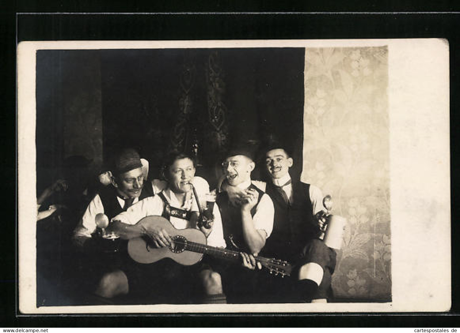 Foto-AK Musikanten In Tracht Mit Gitarre  - Musique Et Musiciens