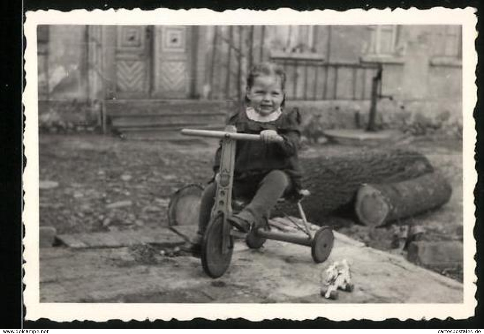 Fotografie Mädchen Fährt Mit Dreirad 1955  - Sonstige & Ohne Zuordnung