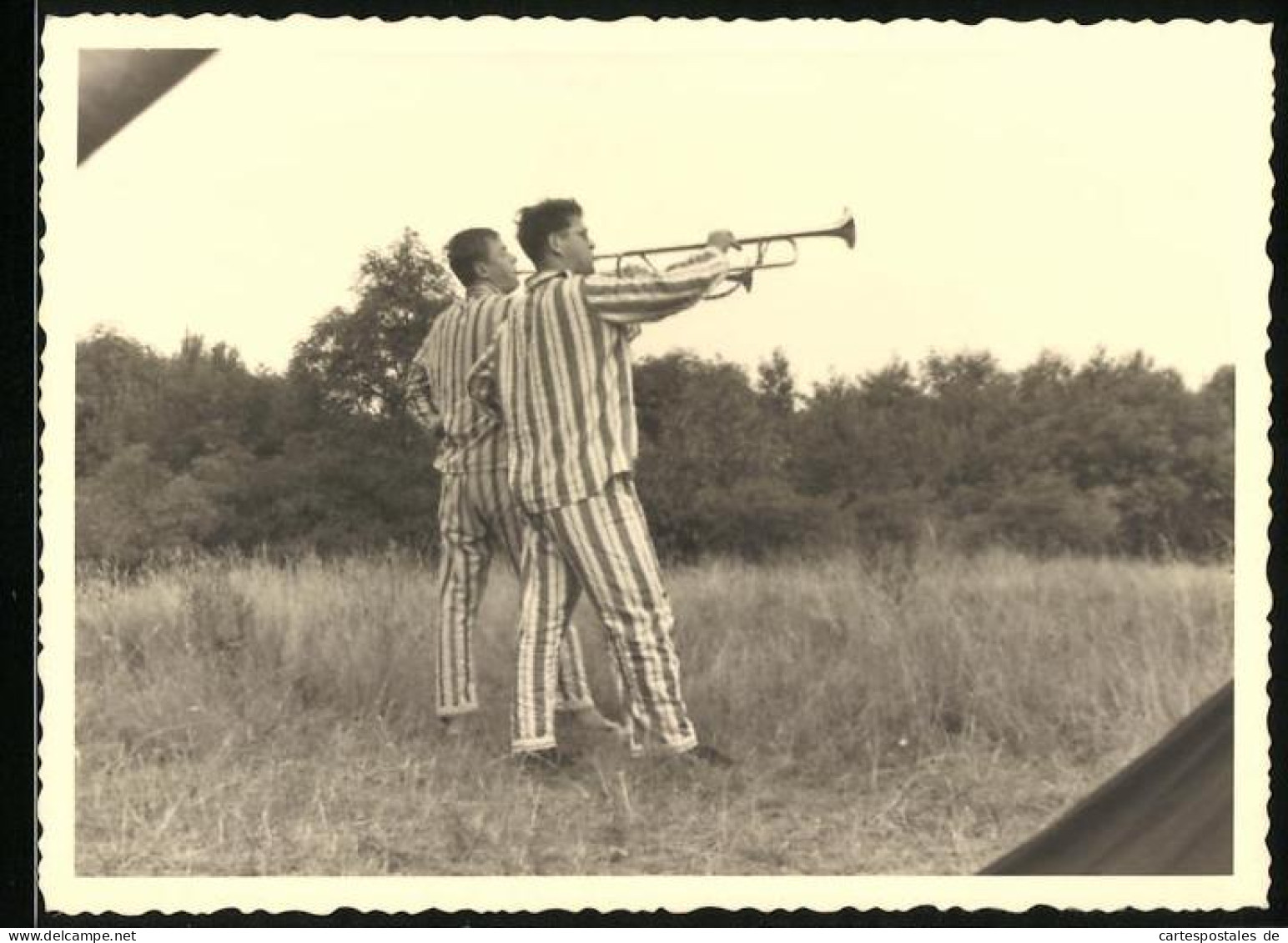 Fotografie Schnappschuss, Männer Im Schlafanzug Spielen Posaune Im Zeltlager  - Andere & Zonder Classificatie