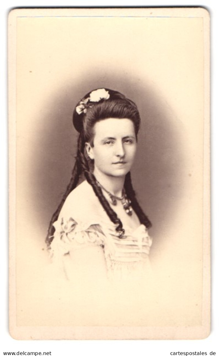 Fotografie Julius Giere, Hannover, Portrait Frau Von Vaerst Im Schulterfreien Kleid Mit Korkenzieherlocken, 1869  - Beroemde Personen