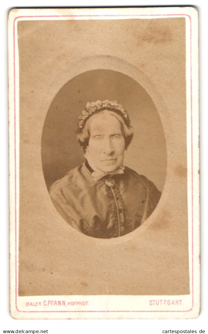 Fotografie C. Pfann, Stuttgart, Portrait Lady Whateley Im Höheren Alter Mit Haube  - Célébrités