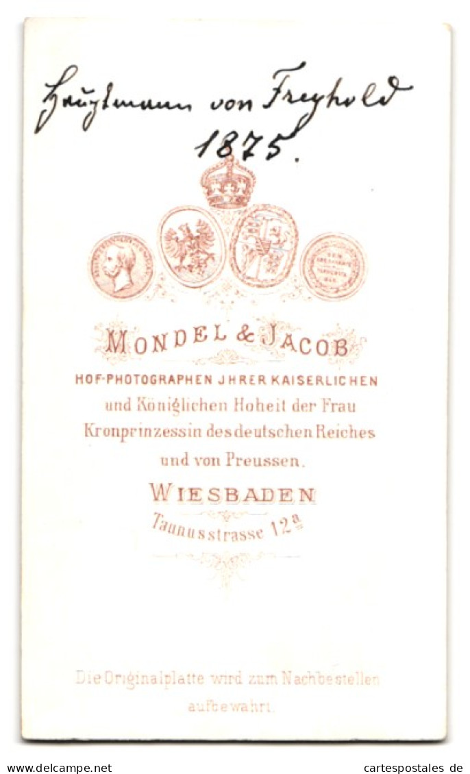 Fotografie Mondel & Jacob, Wiesbaden, Portrait Hauptmann Von Freyhold Im Anzug Mit Backenbart, 1875  - Beroemde Personen