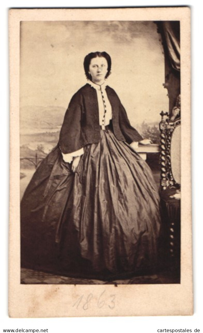 Fotografie Unbekannter Fotograf Und Ort, Portrait Marie Von Ilten Im Weiten Reifrockkleid, 1863  - Personalità