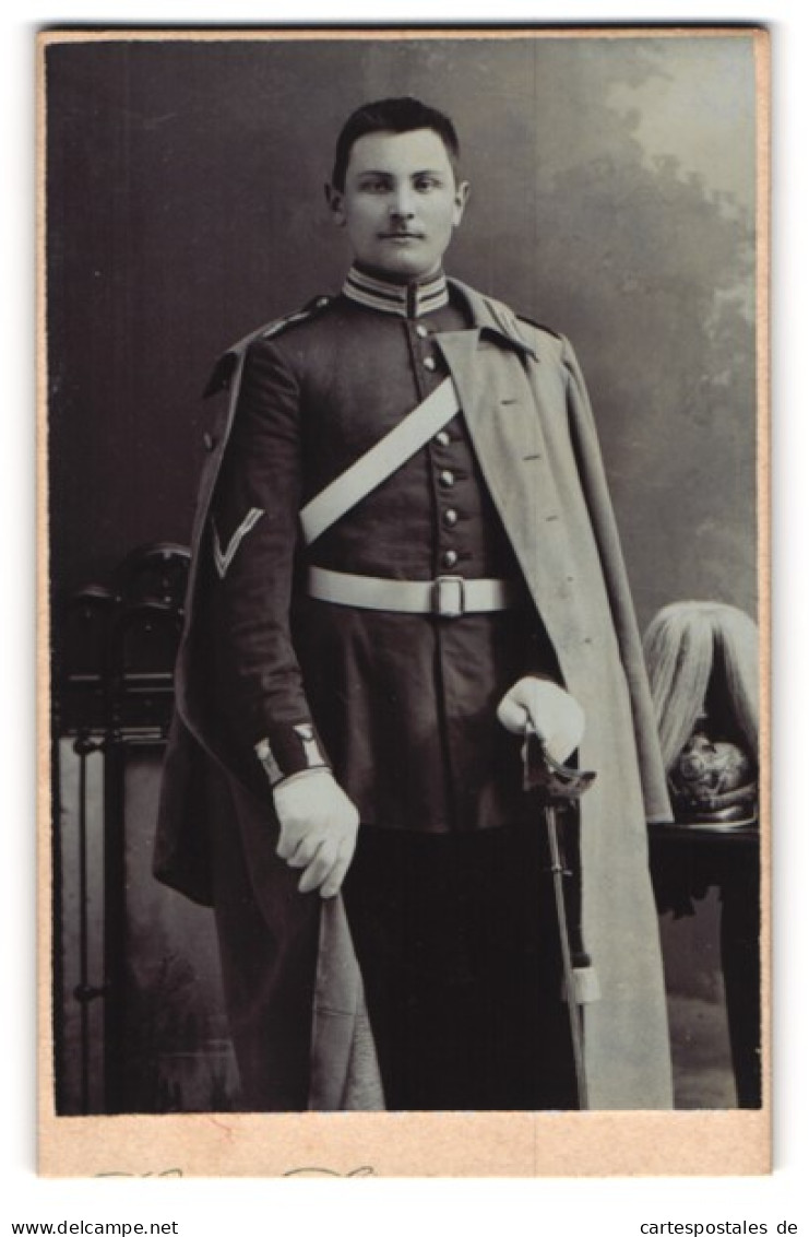 Fotografie Bruno Grupe, Berlin, Portrait Preussischer Soldat In Garde Uniform Mit Pickelhaube Rosshaarbusch  - Guerra, Militares