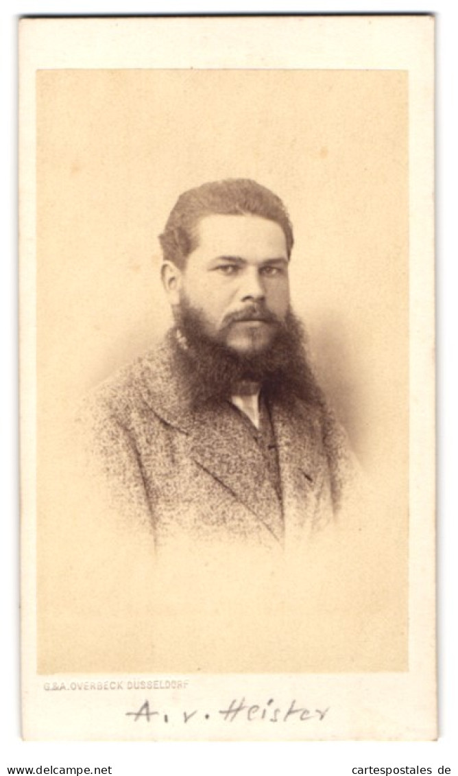 Fotografie G. & A. Overbeck, Düsseldorf, Portrait Herr Alexander Von Heister Im Tweed Anzug Mit Vollbart  - Personalità
