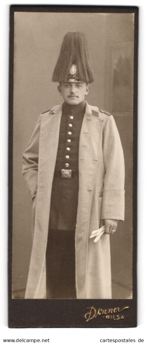 Fotografie Donner, Riesa, Portrait Sächsischer Soldat In Uniform Mit Mantel Und Pickelhaube Mit Rosshaarbusch  - Guerra, Militari