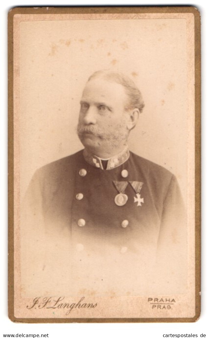 Fotografie J. F. Langhans, Prag, Portrait K.u.K. Soldat In Uniform Mit Orden Und Backenbart, 1887  - Guerra, Militares