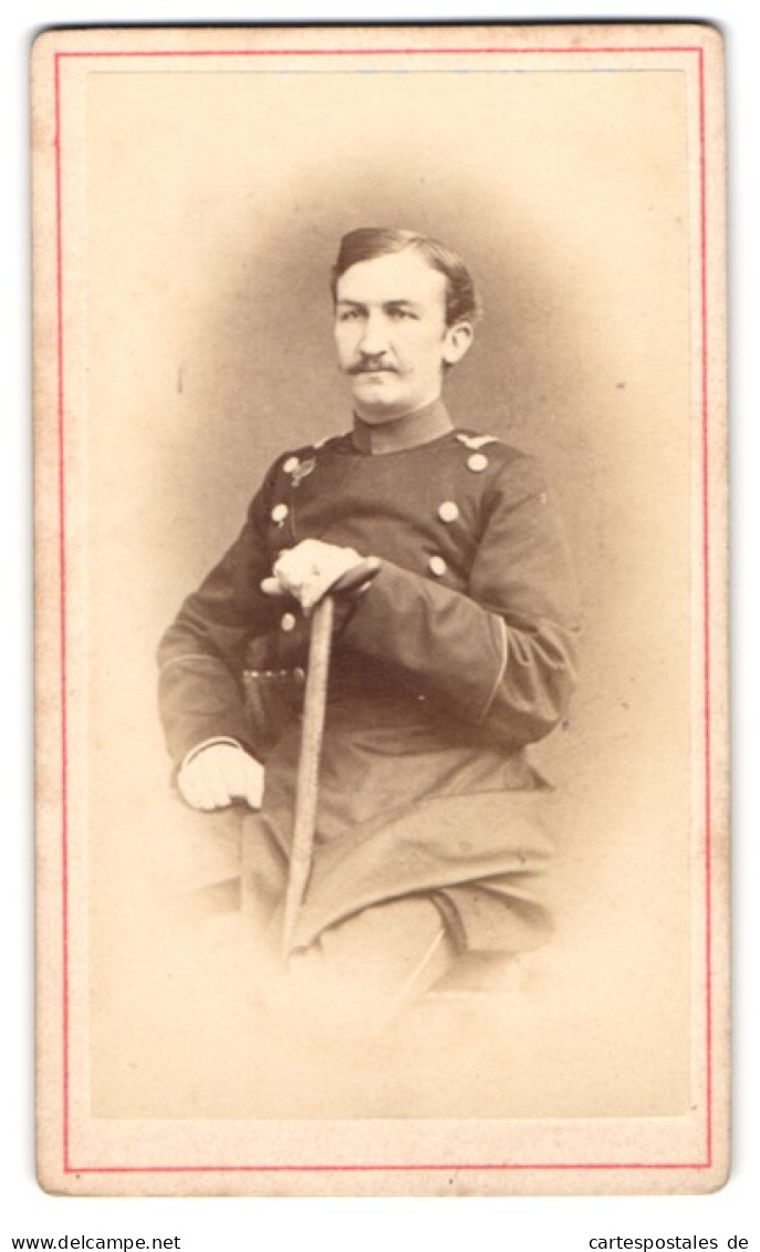 Fotografie Adolph Erkelenz, Aix-La-Chapelle, Portrait Offizier Erich Von Rabe In Uniform Sitzend Mit Krücke, 1872  - Guerra, Militares