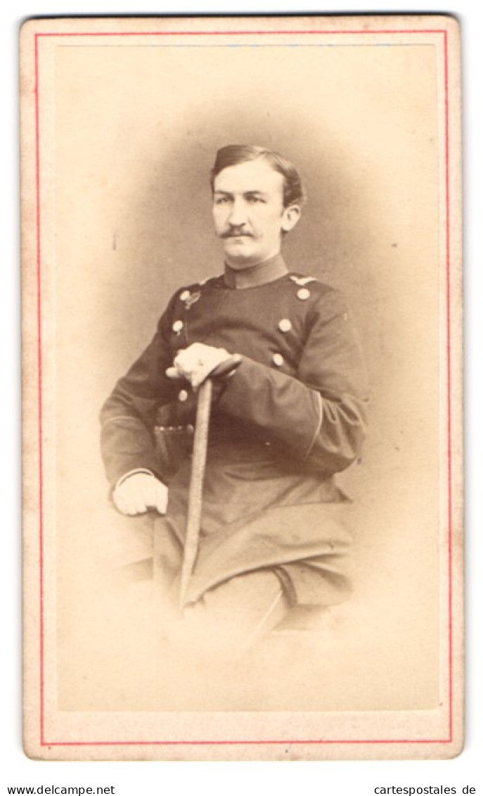 Fotografie Adolph Erkelenz, Aix-La-Chapelle, Portrait Offizier Erich Von Rabe In Uniform Sitzend Mit Krücke, 1872  - Guerra, Militari