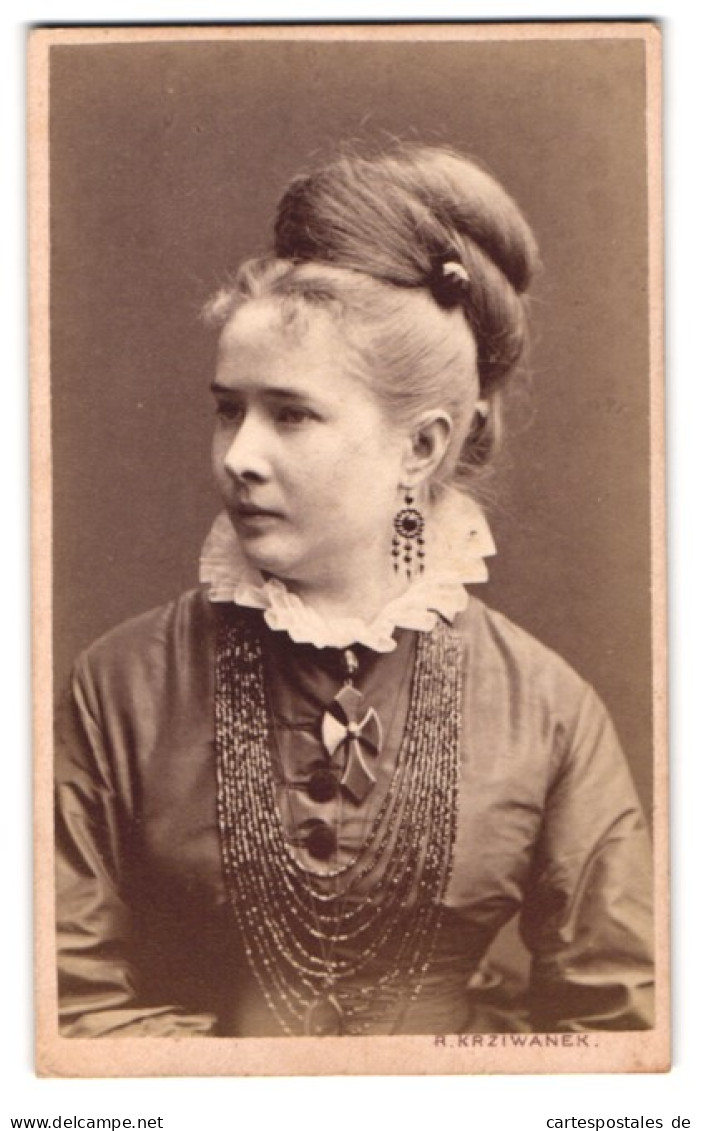 Fotografie R. Krziwanek, Wien, Portrait Junge Gräfin Ninette Odescalchi Im Kleid Mit Ohrringen  - Berühmtheiten