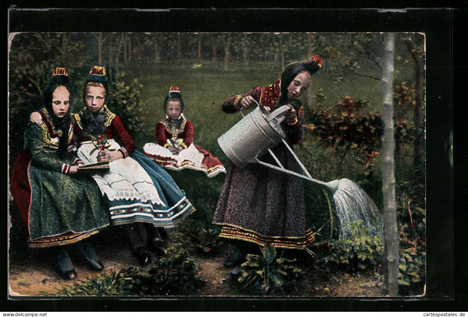 AK Hessische Mädchen In Tracht Beim Blumen Giessen  - Kostums