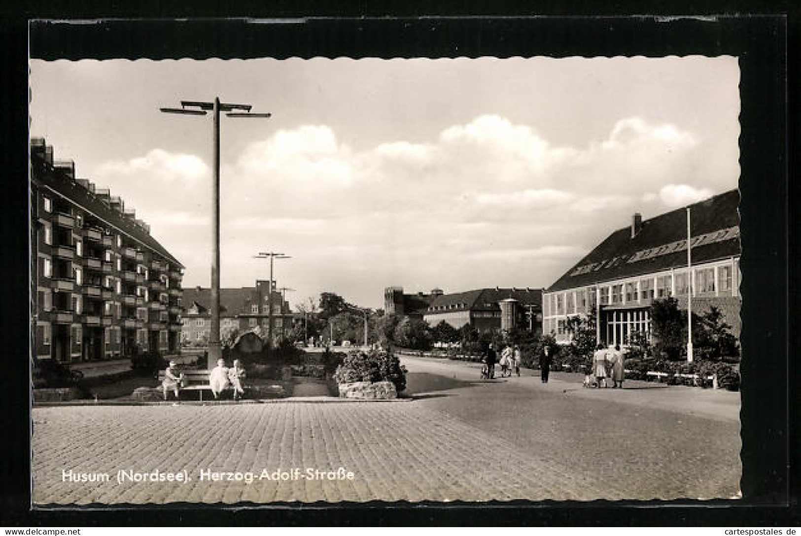 AK Husum, Herzog-Adolf-Strasse Im Sonnenschein  - Husum