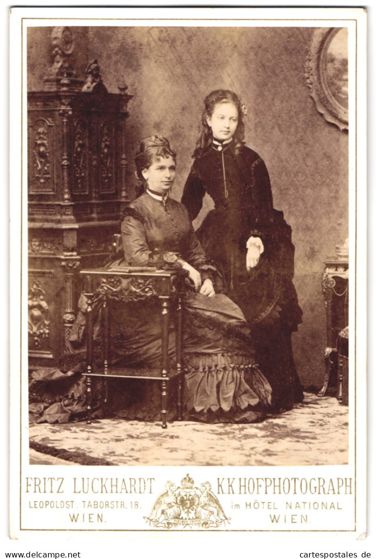 Fotografie Fritz Luckhardt, Wien, Frau Major Und Frl. Helene Weiss Von Weissenfall In Biedermeierkleidern, 1872  - Personalità