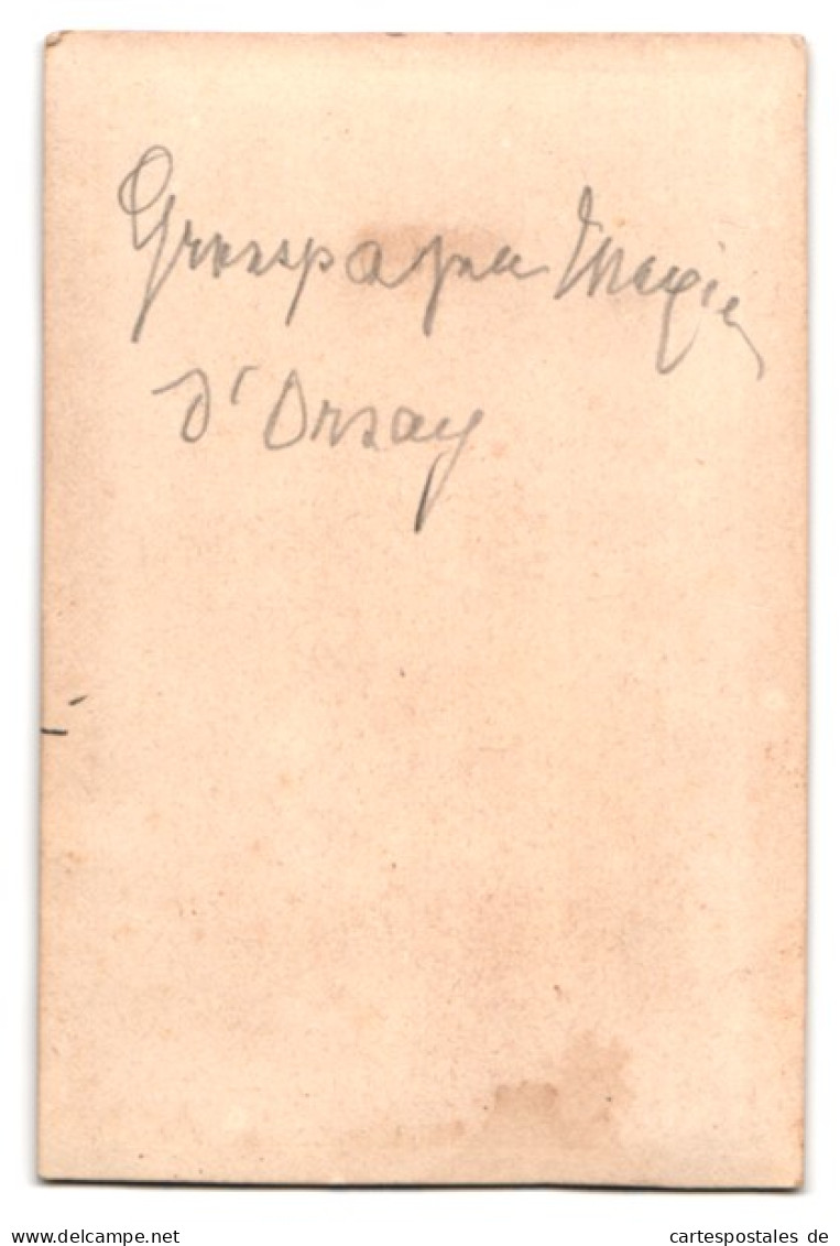 Fotografie Unbekannter Fotograf Und Ort, Maximilian Graf D`Orsay Im Anzug Mit Sommerhut  - Beroemde Personen