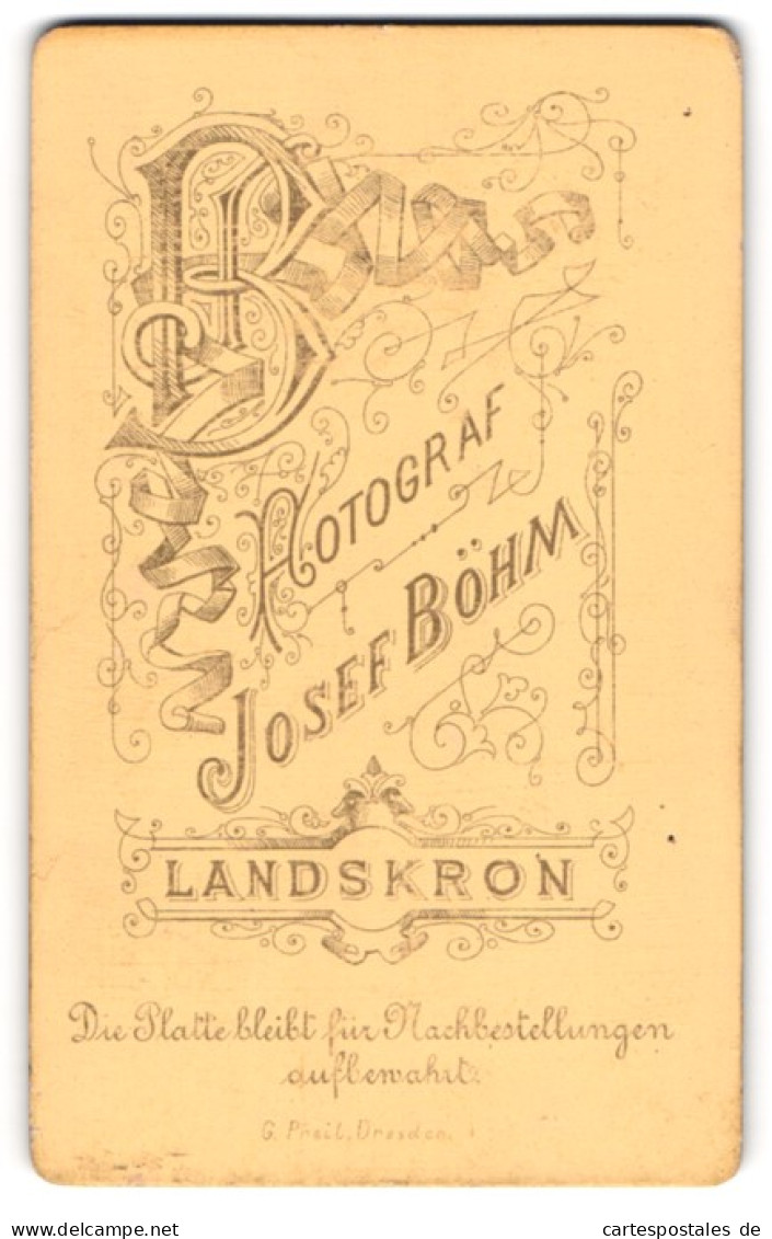 Fotografie Josef Böhm, Landskron, Monogramm Des Fotograen Mit Verschörkelter Verzierung  - Anonyme Personen