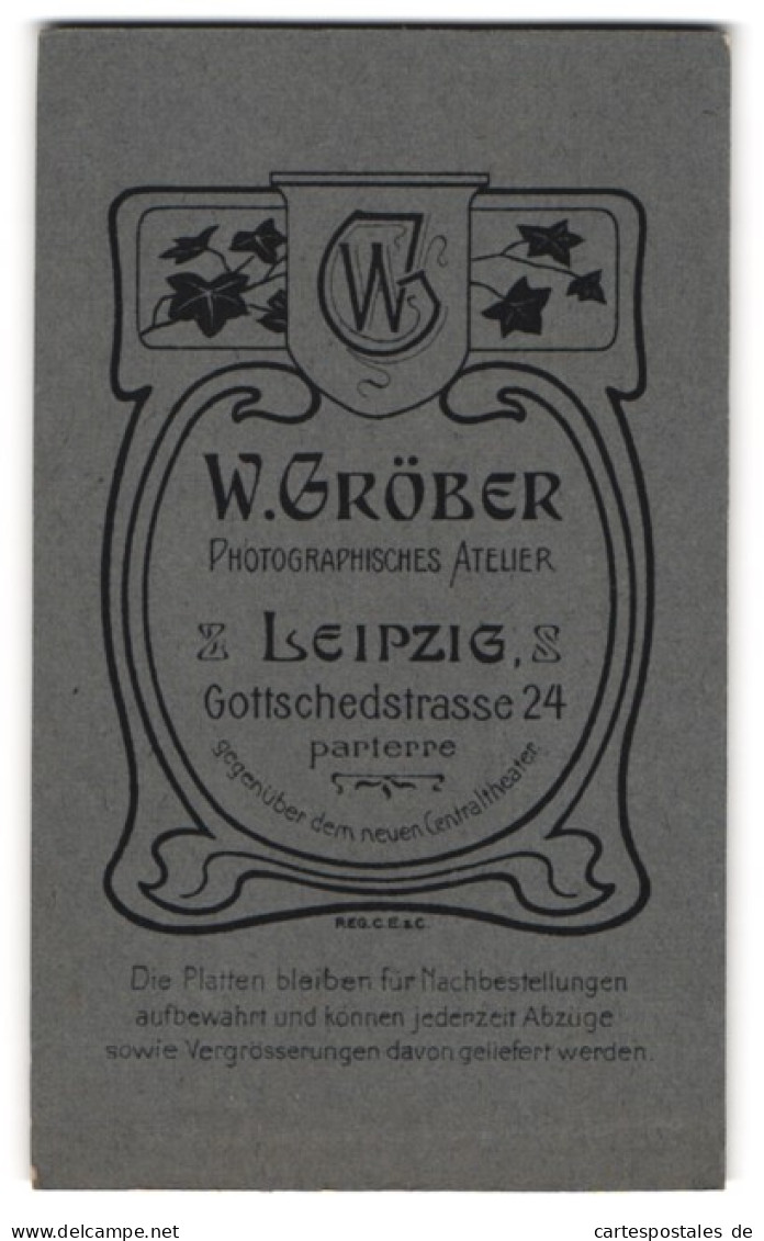 Fotografie W. Gröber, Leipzig, Gottschedstr. 24, Anschrift Des Fotografen Mit Monogramm Im Rahmen  - Anonieme Personen