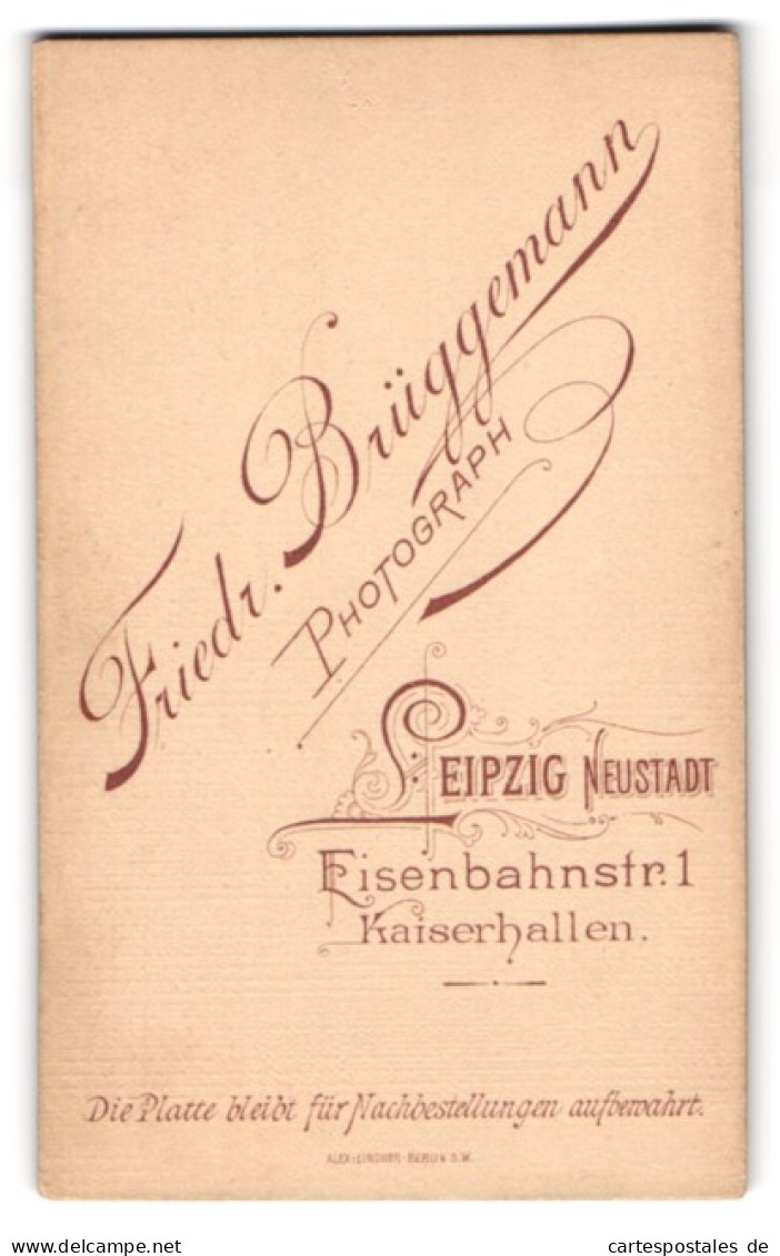 Fotografie Friedr. Brüggemann, Leipzig, Eisenbahnstr. 1, Anschrift Des Fotografen In Geschwungener Schriftform  - Personnes Anonymes