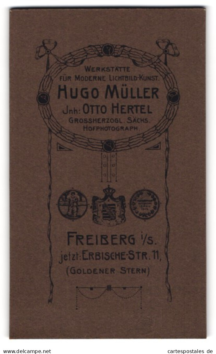 Fotografie Hugo Müller, Freiberg I. Sa., Königliches Wappen Und Medaillen, Anschrift Des Fotografen In Umrandung  - Anonieme Personen