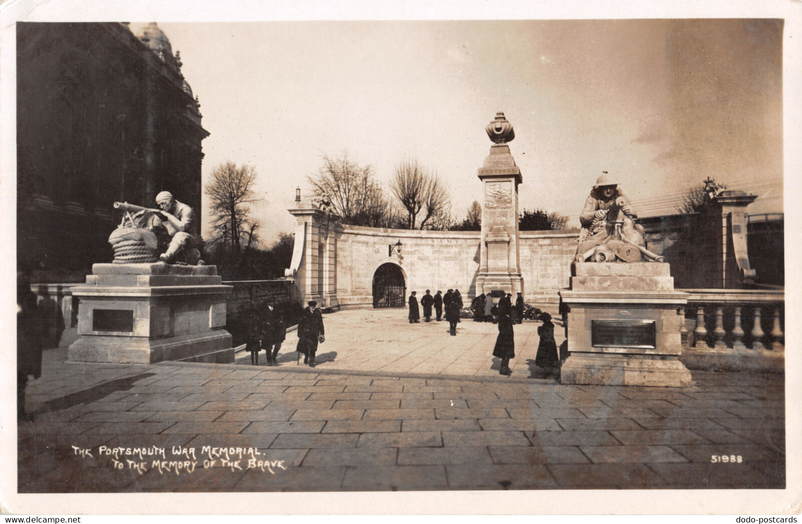 R296987 The Portsmouth War Memorial. To The Memory Of The Brave. 51988. RP. Phot - Wereld