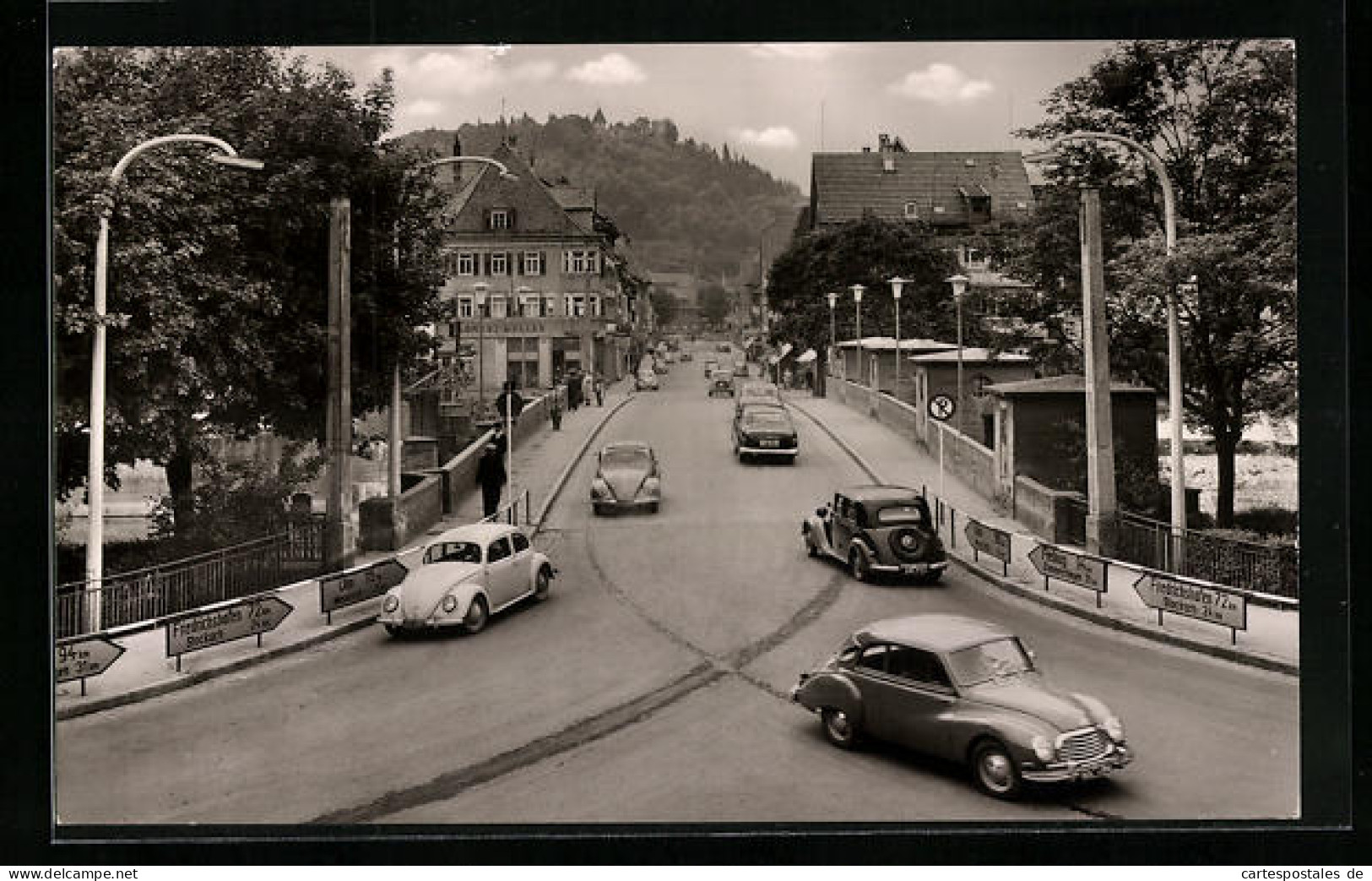 AK Tuttlingen, Blick über Die Donaubrücke Auf Die Untere Hauptstrasse Mit Honburg  - Tuttlingen