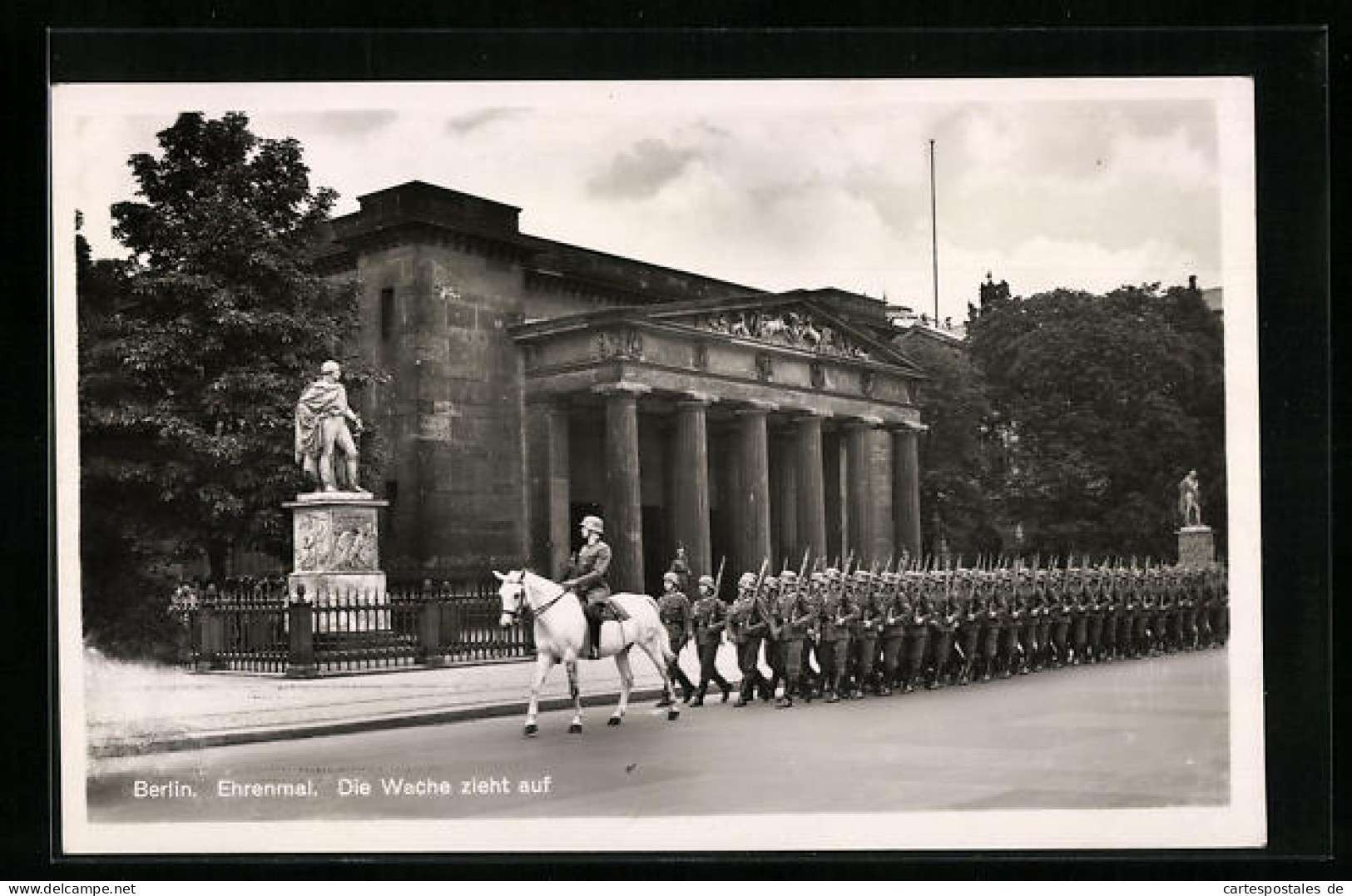 AK Berlin, Ehrenmal Aufzug Der Wache  - Mitte