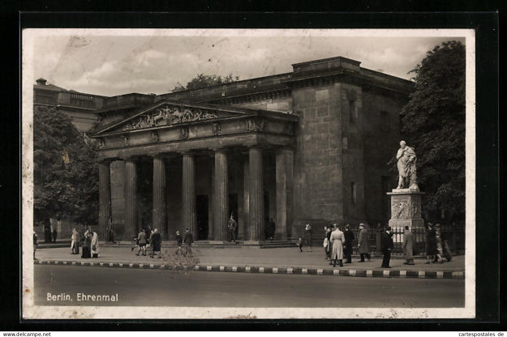 AK Berlin, Passanten Vor Dem Ehrenmal  - Mitte