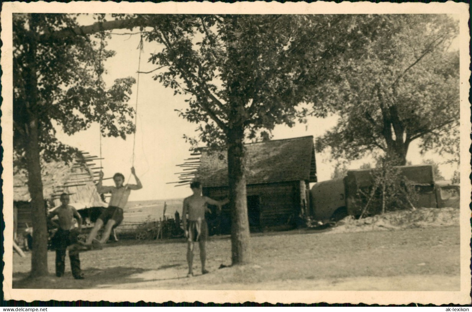 Ansichtskarte  Jungen Im Jugendcamp - Holzhütten 1950 - Ritratti