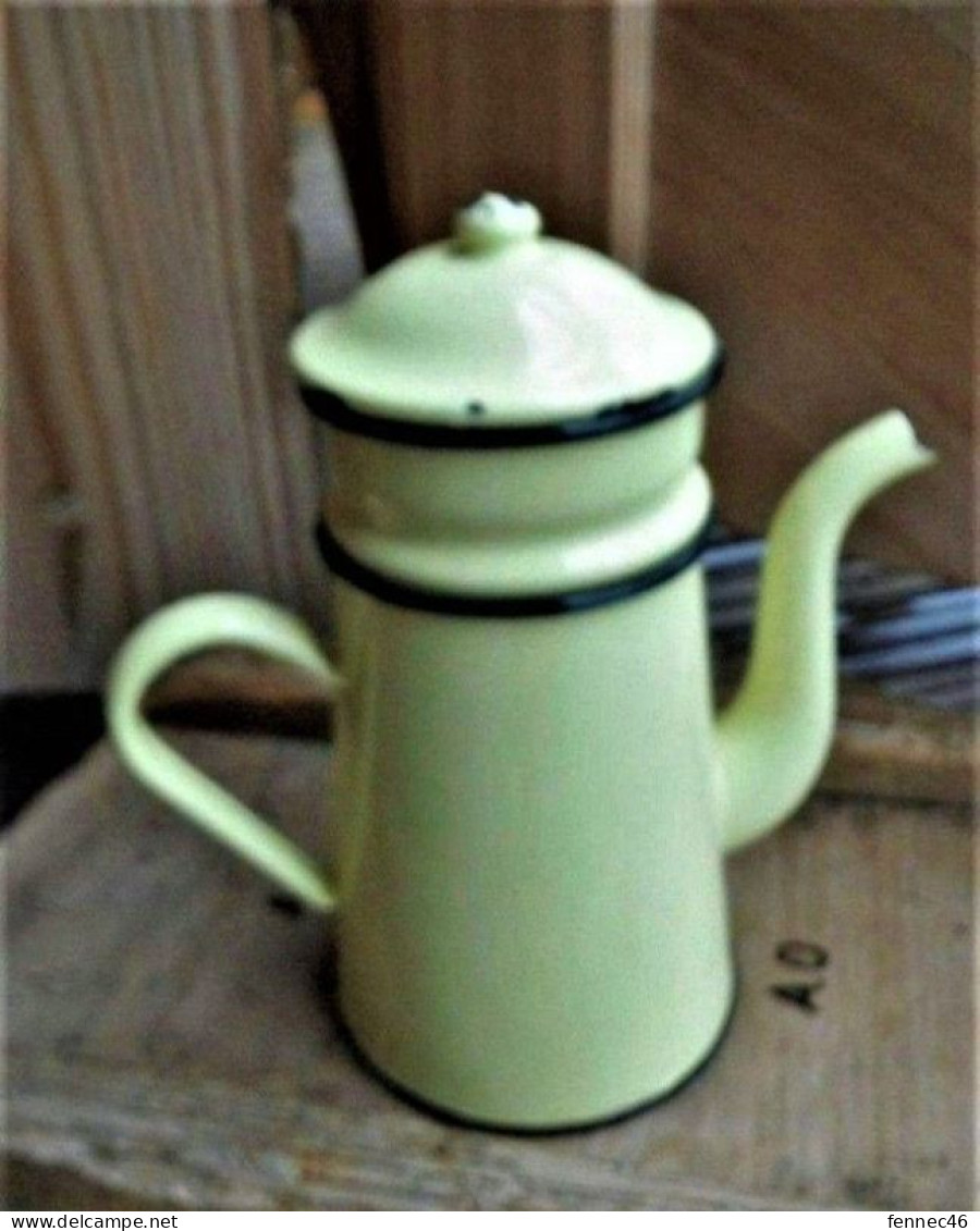 * Ancienne Cafetière émaillée, Jaune-pâle Et Avec Son Filtre (complète) - Andere & Zonder Classificatie