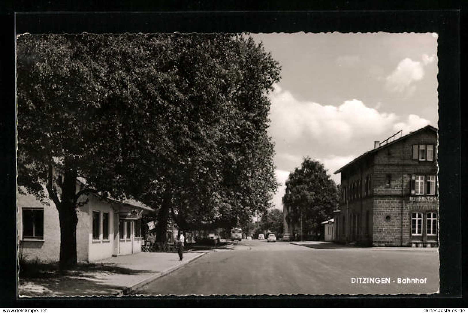 AK Ditzingen, Strassenpartie Am Bahnhof  - Ditzingen