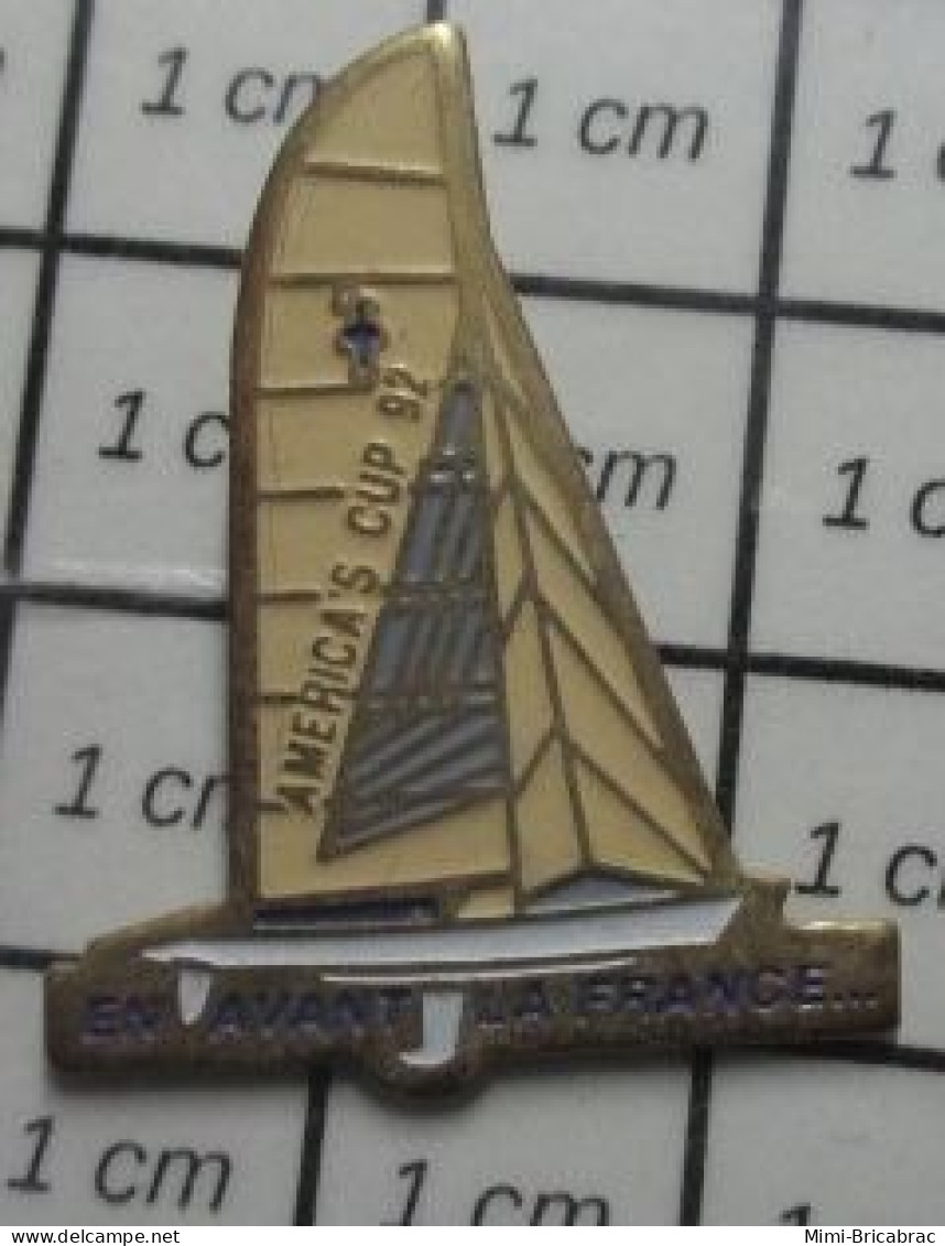 912c Pin's Pins / Beau Et Rare / SPORTS / AMERICA'S CUP 92 EN AVANT LA FRANCE - Vela