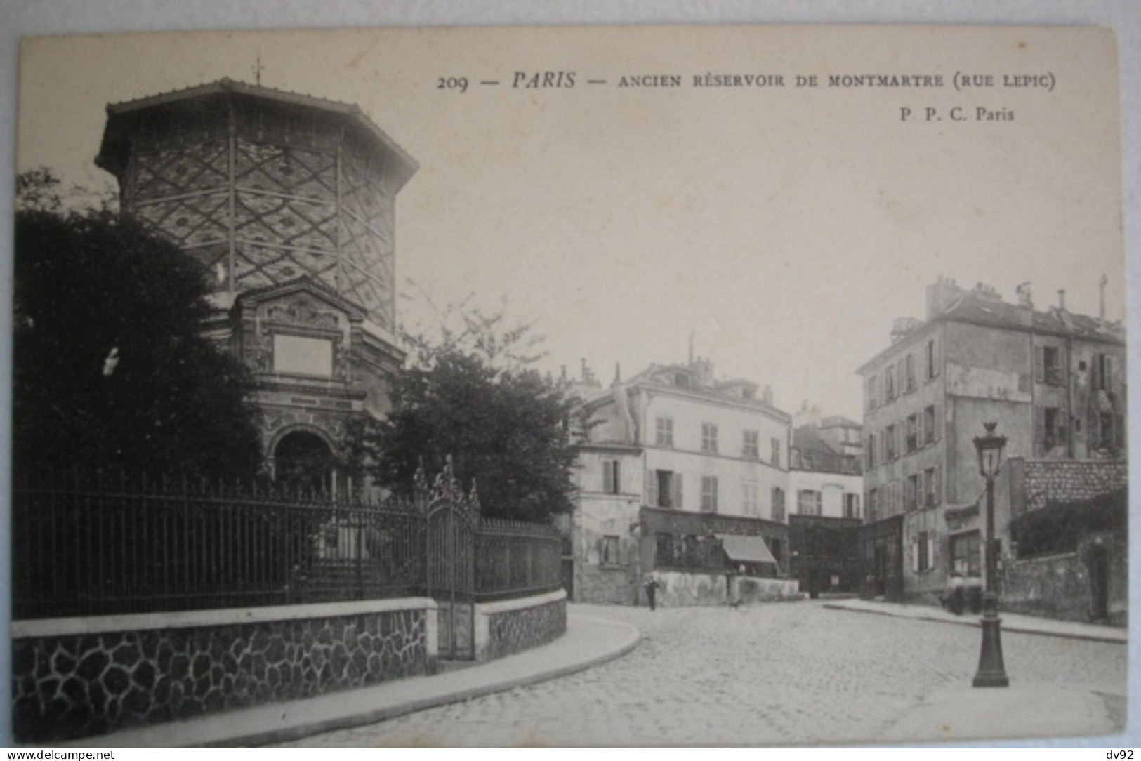 PARIS RUE LEPIC ANCIEN RESERVOIR - Arrondissement: 18