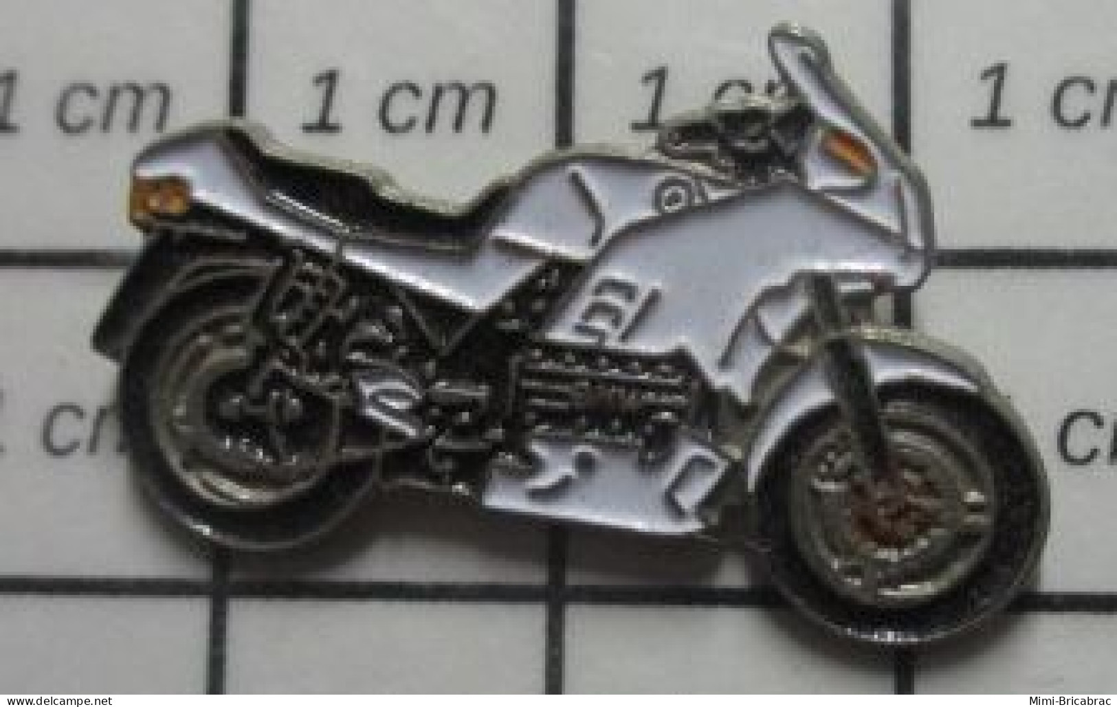 912c Pin's Pins / Beau Et Rare / MOTOS / GROSSE MOTO SPORTIVE NOIRE ET BLANCHE - Marcas Registradas