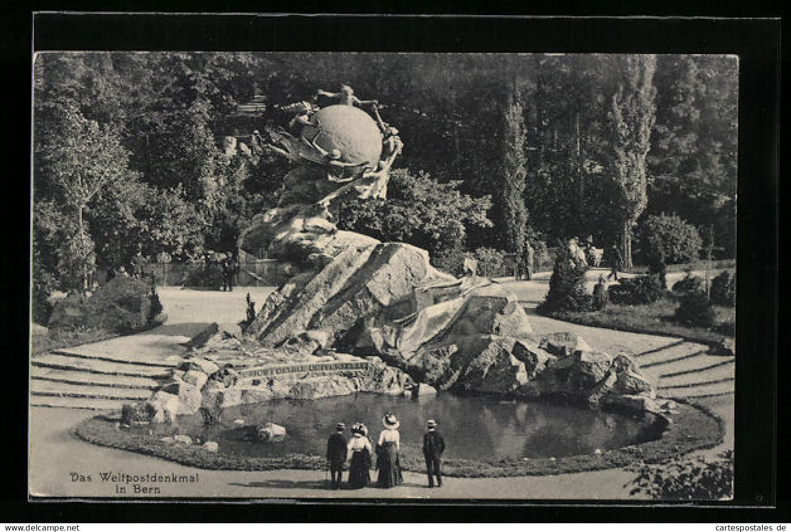 AK Bern, Passanten Vor Dem Weltpostdenkmal  - Berna