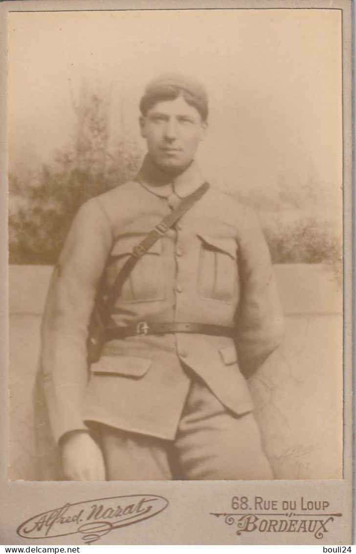 PHOTO CDV FORMAT 18 X 11 MILITAIRE ET SON PISTOLET EN BANDOULIERE    PHOTOGRAPHE NAZAT  A  BORDEAUX - Anonymous Persons