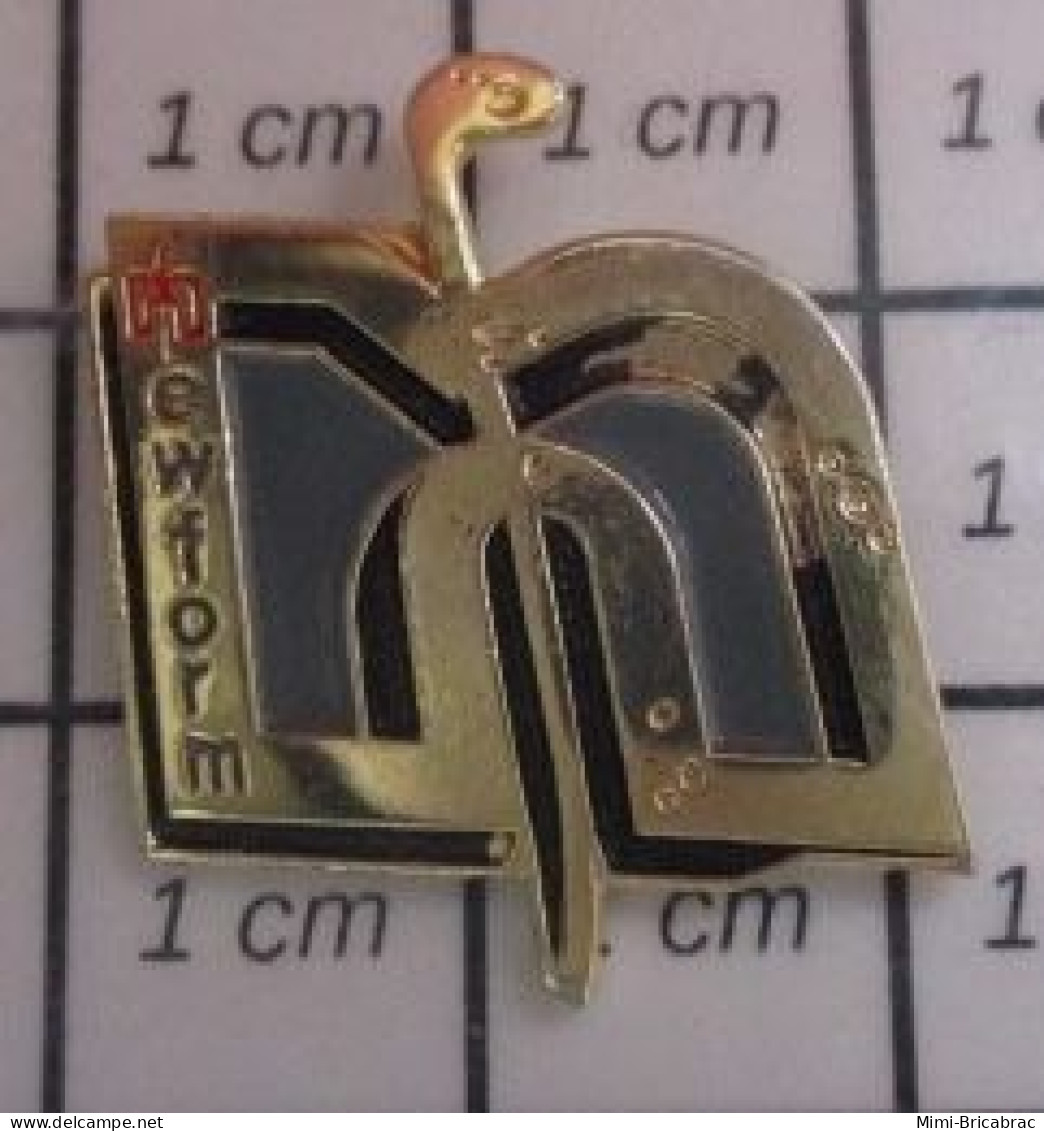 912c Pin's Pins / Beau Et Rare / MARQUES / NEWFORM - Marcas Registradas