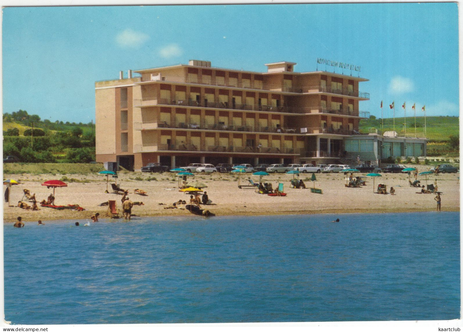 Numana: FIAT 1500, 500, 850, 600, ALFA ROMEO GIULIA - Hotel 'Palace' - (Italia) - Voitures De Tourisme