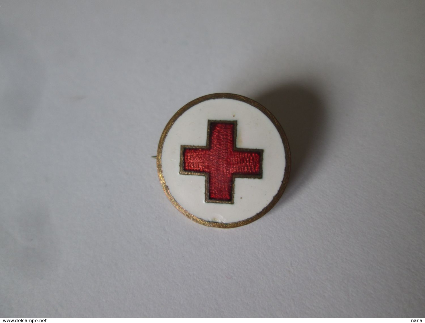 Etats-Unis Insigne Croix Rouge-Newark N.J. Vers 1950/USA-Newark N.J. Red Cross Badge 1950s,diam:16 Mm - Andere & Zonder Classificatie