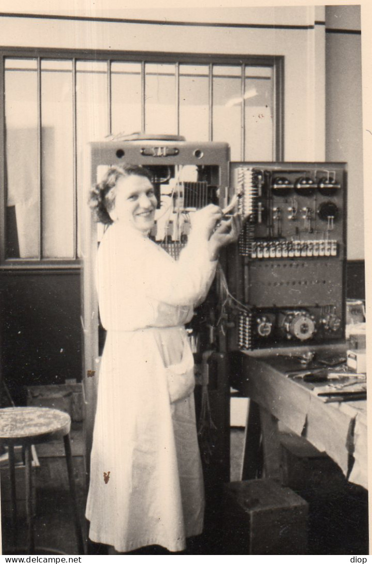Photo Vintage Paris Snap Shop - Femme Metier Electrici&egrave;nne Women Electrician - Mestieri