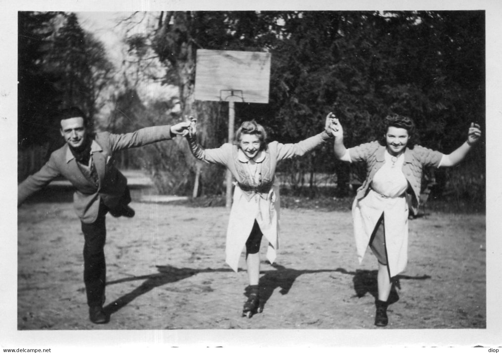 Photo Vintage Paris Snap Shop - Femme Homme Patin &agrave; Roulettes   - Personnes Anonymes