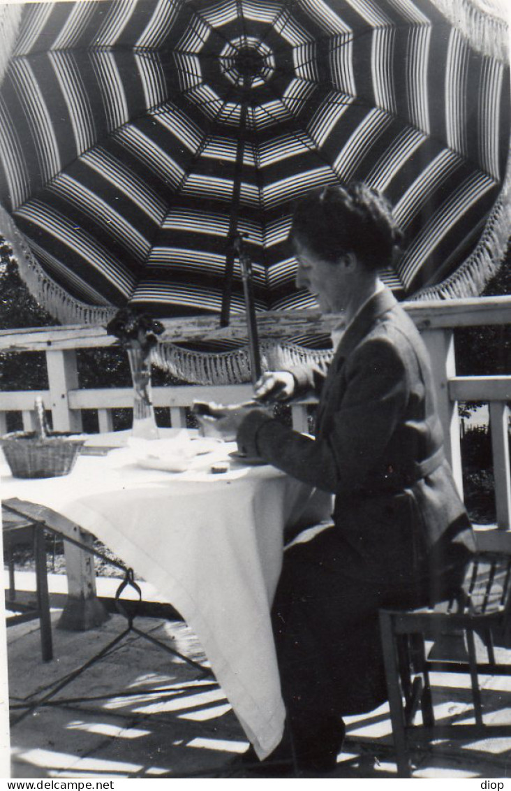 Photo Vintage Paris Snap Shop -femme Women Parasol  - Personnes Anonymes