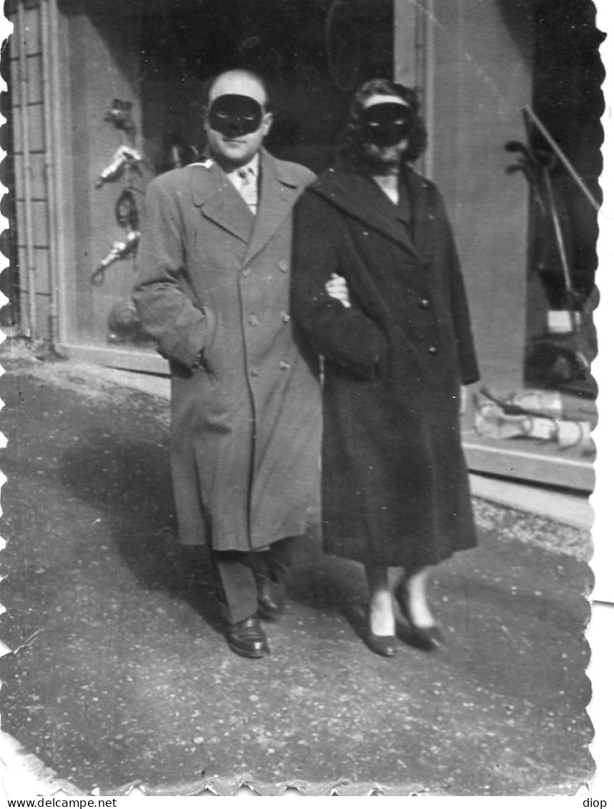 Photo Vintage Paris Snap Shop -couples Flers Masques  - Anonymous Persons