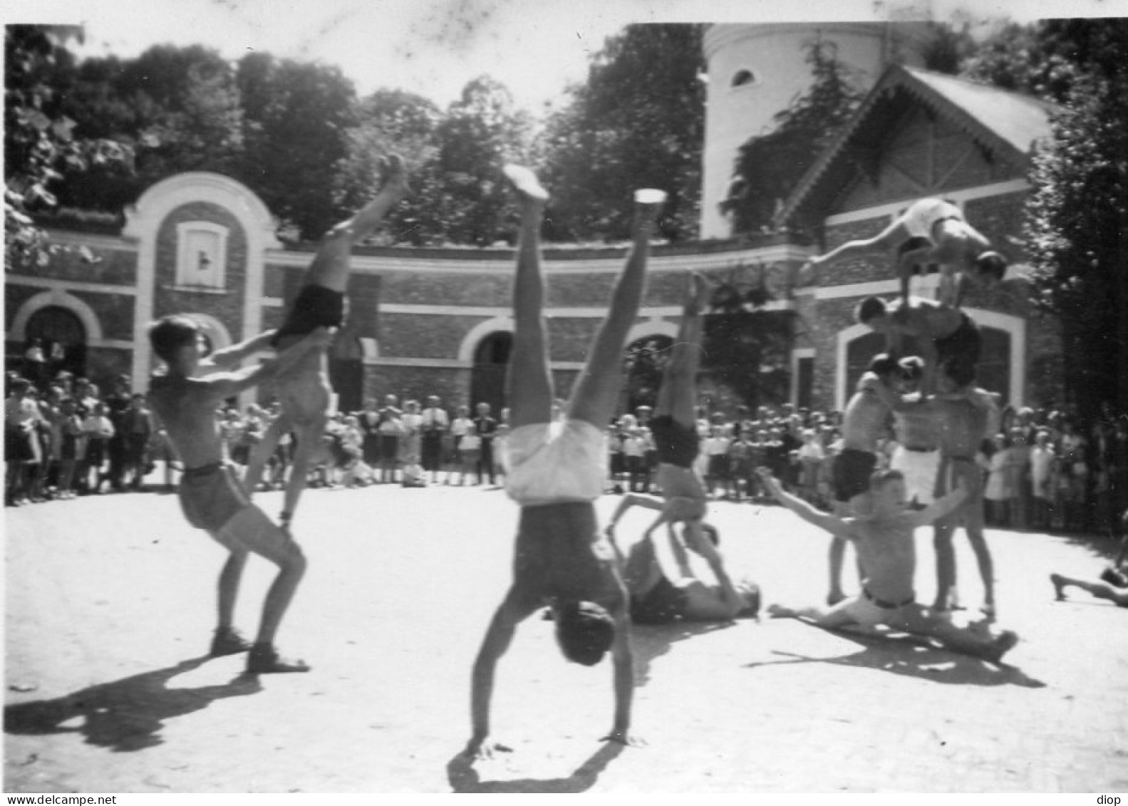 Photo Vintage Paris Snap Shop -groupe Homme Acrobatie Acrobatics - Autres & Non Classés