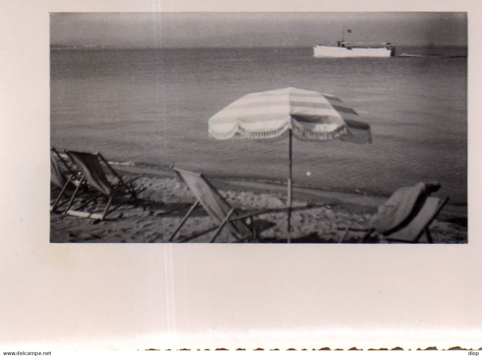 Photo Vintage Paris Snap Shop- Parasol Beach Umbrella Plage Beach Mer Sea  - Places