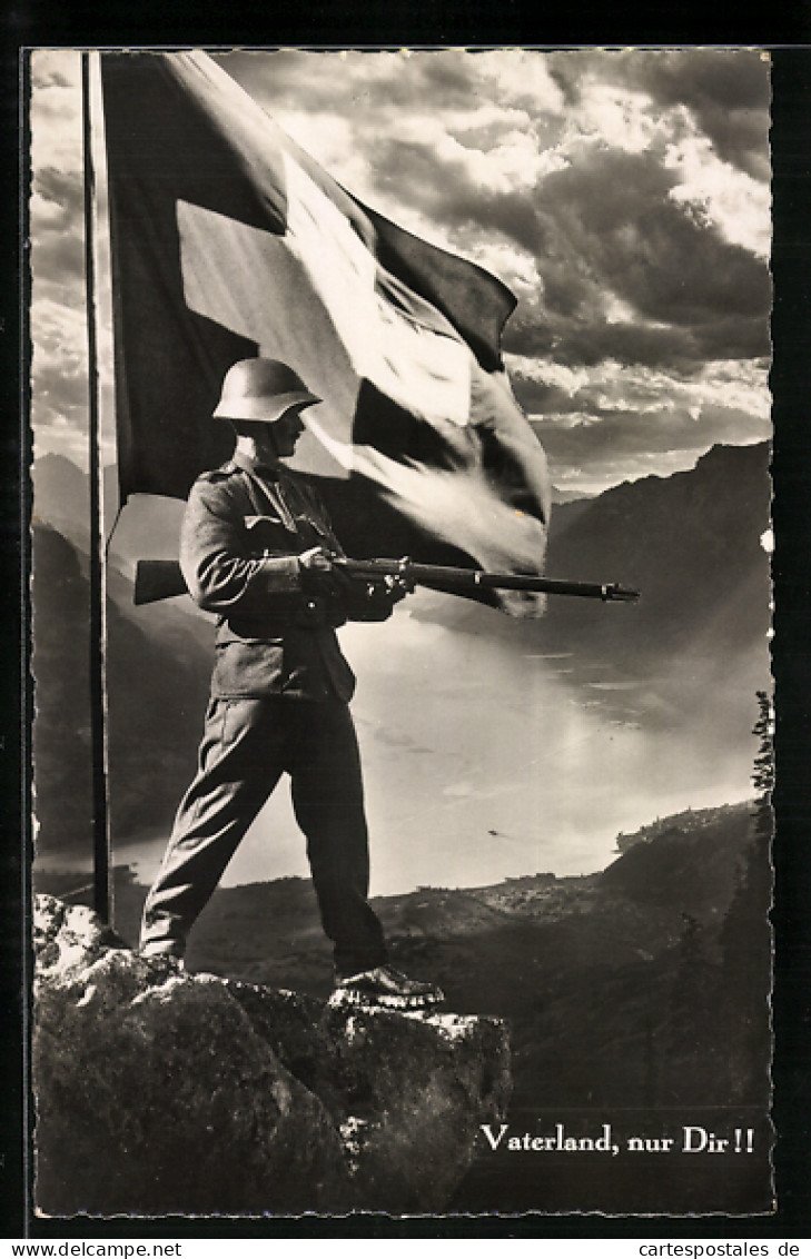 AK Soldat Der Schweizer Armee Mit Gewehr Und Fahne Auf Einem Gipfel  - Autres & Non Classés