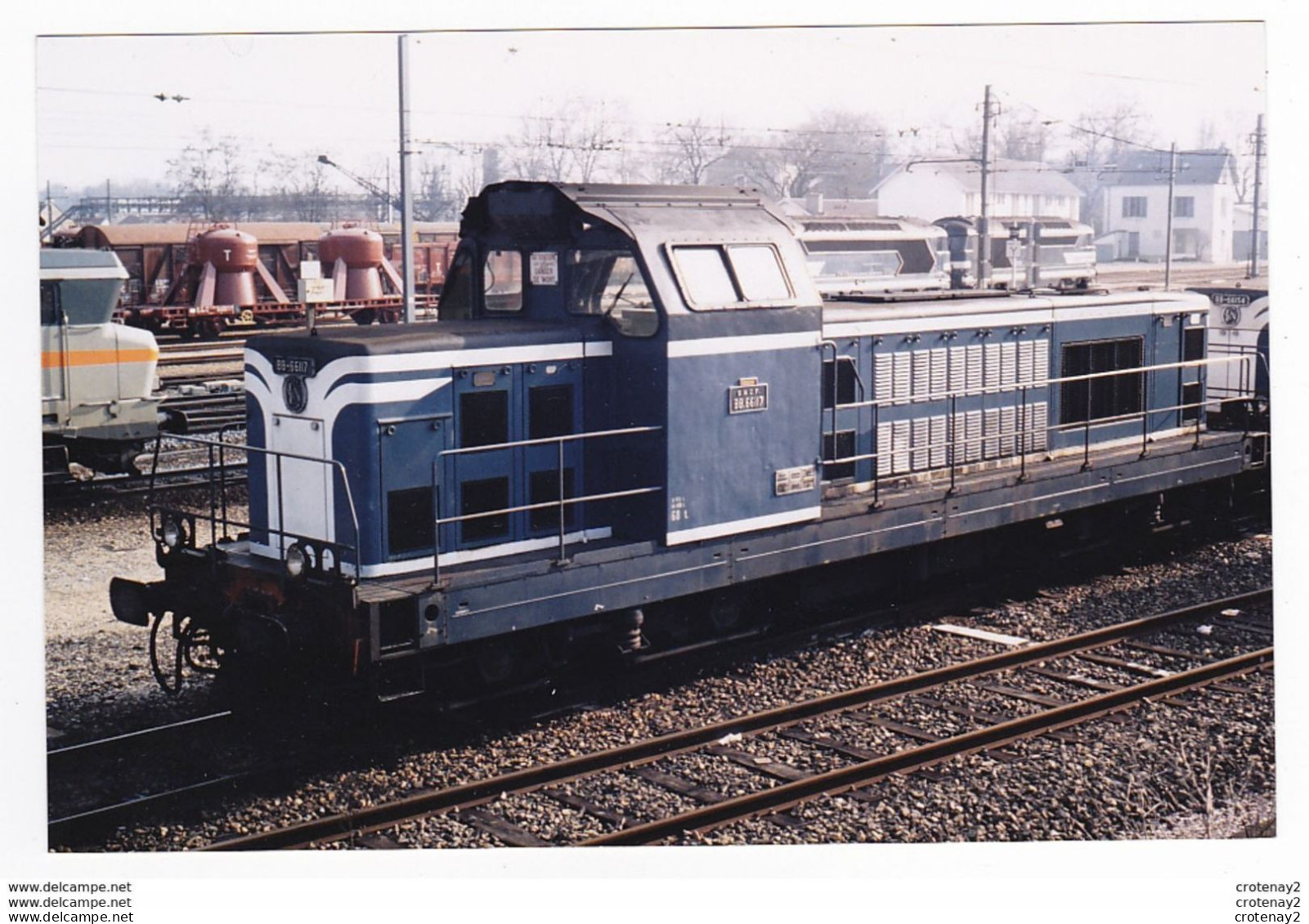 PHOTO Originale TRAIN Locomotive Diesel SNCF BB 66117 Et Wagon Silo Du Service T Au Fond Non Datée - Trains