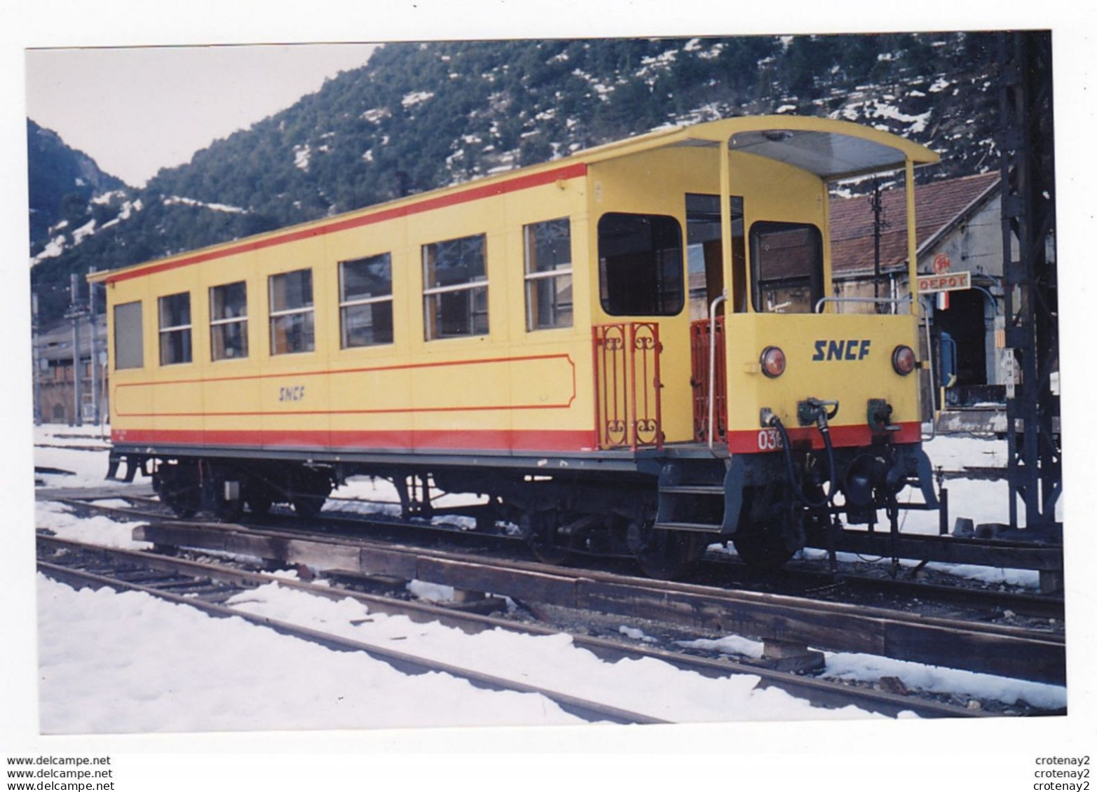 PHOTO Originale TRAINS Wagon Ou Voiture SNCF Voyageurs Avec Passerelle Du TRAIN JAUNE De CERDAGNE Non Datée - Eisenbahnen