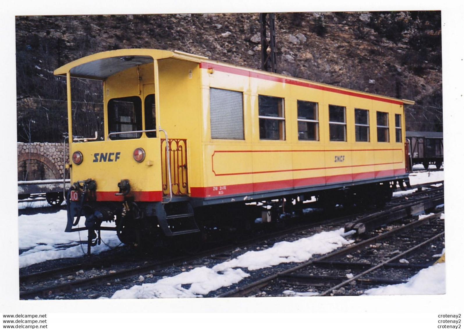 PHOTO Originale TRAINS Wagon Ou Voiture SNCF Voyageurs Avec Passerelle Du TRAIN JAUNE De CERDAGNE Non Datée - Eisenbahnen