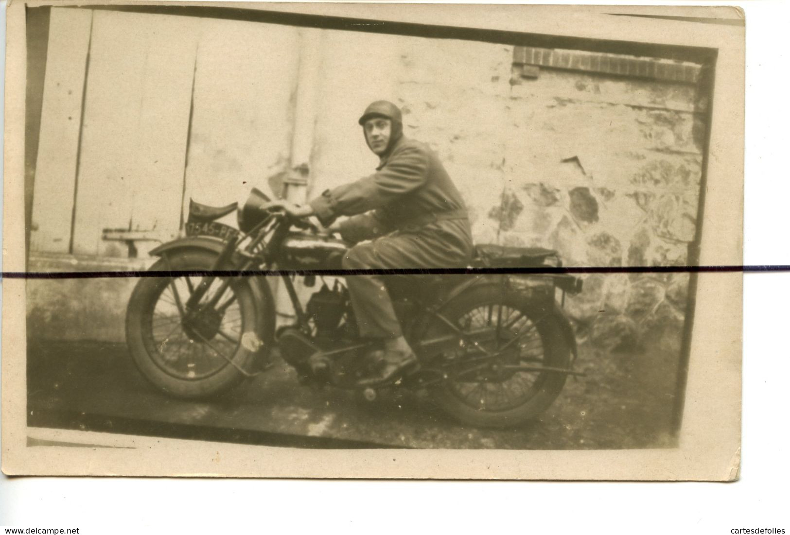 Carte Photo A Identifier  .CPA. Un Homme Motard Assis Sur Une Ancienne Moto . Automobile - Photographie