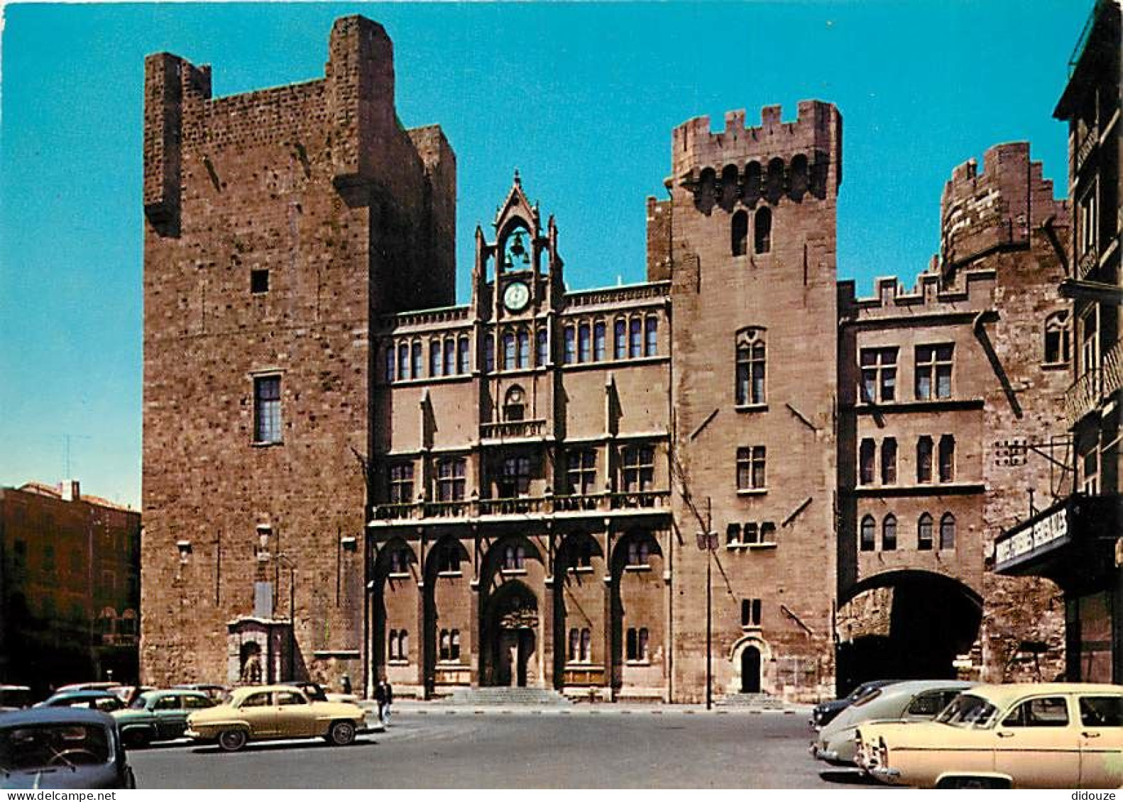 Automobiles - Narbonne - L'Hôtel De Ville Et Sa Tour Sarrasine - CPM - Voir Scans Recto-Verso - Passenger Cars